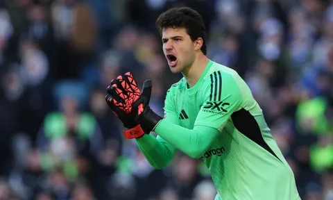 Hai đời HLV MU phản đối việc mua Lammens