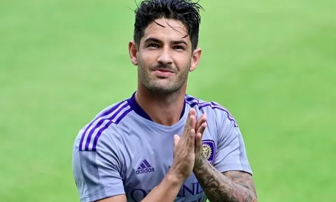 Pato đàm phán mua đội bóng Anh