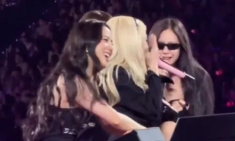 BLACKPINK bị nghi công khai 'ngó lơ' Jisoo ra mặt ngay trên sân khấu