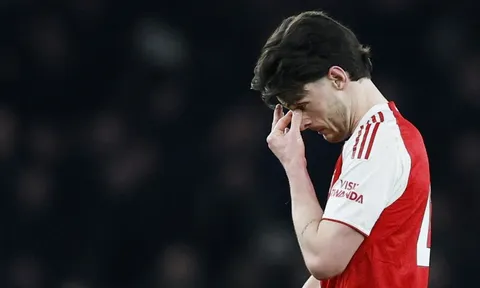 Scholes chê Arsenal không xứng đáng vô địch