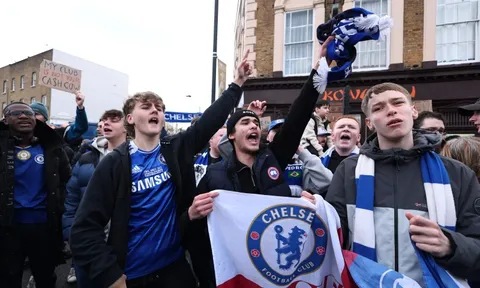 Nghi vấn CĐV Chelsea bị tấn công bằng dao phải nhập viện