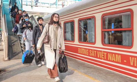 Khuyến cáo hành khách không mua vé tàu Tết qua 'cò vé'