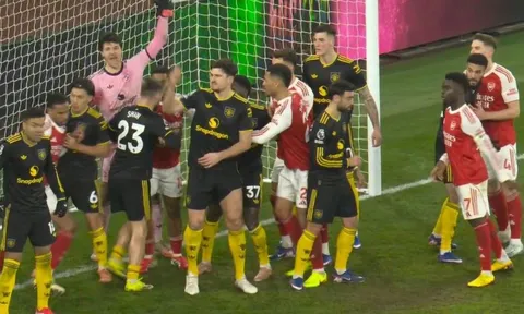 Premier League bị yêu cầu trừng phạt chiêu trò phạt góc của Arsenal