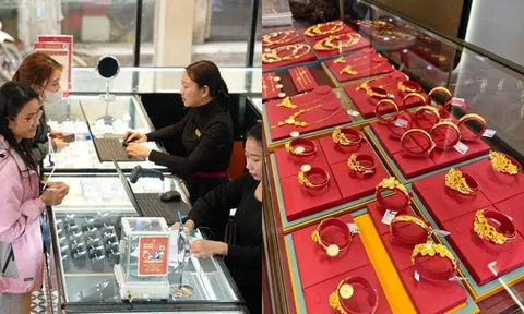 Ở Sài Gòn, người ta đeo vàng kiểu này!