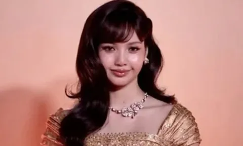 Lisa (BLACKPINK) diện đồ kín như bưng, hiếm hoi khoe vẻ đẹp đằm thắm