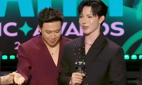 Erik tuyên bố đặc biệt về Trấn Thành sau khi nhận cúp Làn Sóng Xanh