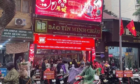 Bảo Tín Minh Châu cơ sở Trần Nhân Tông ngừng bán vàng: Dòng người vẫn dầm mưa chờ đợi