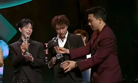 Trấn Thành 'từ chối' giải thưởng trên sân khấu Làn Sóng Xanh