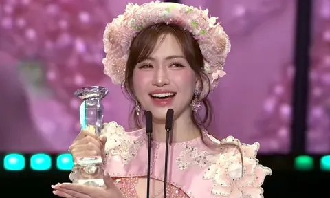 Hòa Minzy bật khóc khi nhắc đến con trai ngay trên sân khấu Làn Sóng Xanh