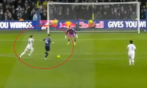 Gyokeres bỏ lỡ khó tin