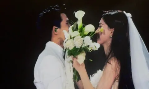 Hòa Minzy được nam ca sĩ cầu hôn ngay trên sân khấu