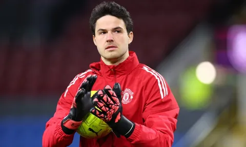 Thủ môn MU gây tranh cãi