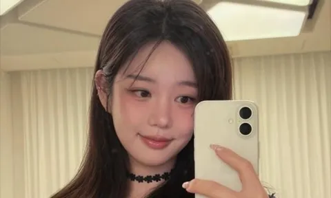 Lee Yoo Bi gây sốt với ảnh tự trang điểm