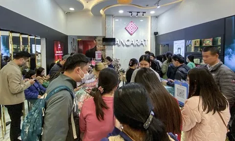 Bạc ở Việt Nam không khan hiếm, vì sao người dân phải xếp hàng mua bằng giấy hẹn?