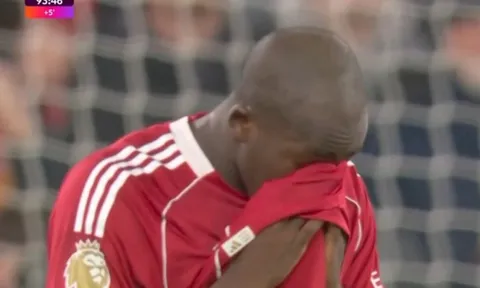 Sao Liverpool khóc nức nở