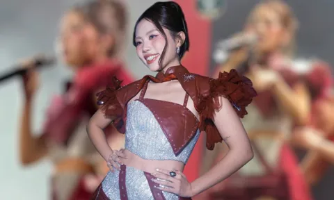 Phương Mỹ Chi bị bung dây áo trên sân khấu, cách xử lý khiến ai cũng bất ngờ