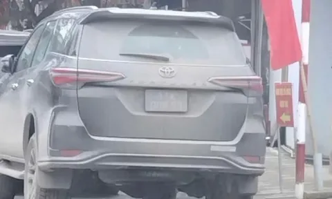 Ô tô biển xanh đỗ sai quy định, phủ đầy bùn đất bị phạt 900 nghìn đồng