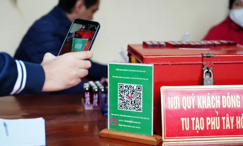 Cúng tiến nơi đền chùa: Khi nếp cũ "mờ dần" trước xu hướng văn minh tài chính