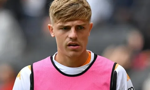 Cựu hậu vệ MU bị Hull City thanh lý sớm