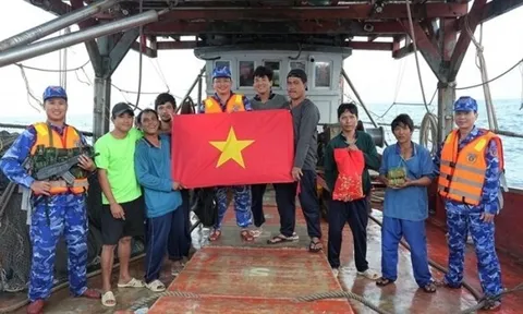 Cảnh sát biển Việt Nam thăm, tặng quà các đơn vị thực hiện nhiệm vụ chống khai thác IUU tại vùng biển Tây Nam