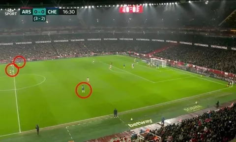 3 cầu thủ Chelsea bỏ vùng cấm, phá thế phạt góc của Arsenal