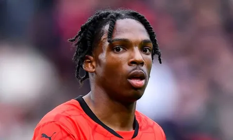 Dugarry chỉ trích Liverpool 'mất trí' vì vụ Jacquet