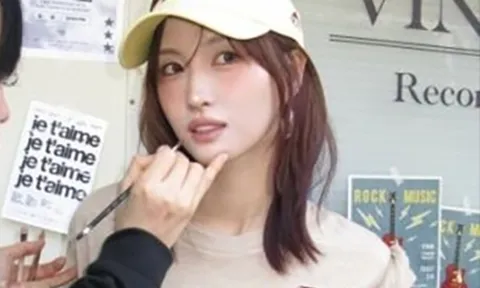 Momo (TWICE) khoe vòng eo săn chắc khiến hội chị em trầm trồ