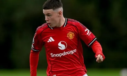 Con trai Rooney khiến MU sốt sắng