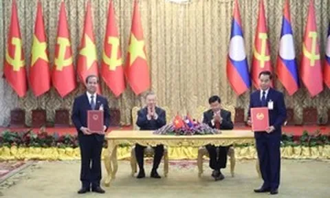 Việt Nam và Lào trao hai văn kiện hợp tác quan trọng trong lĩnh vực GD-ĐT