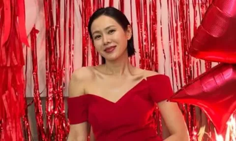 Son Ye Jin mặc váy trễ vai hở bạo, nhan sắc chuẩn 'gái một con trông mòn con mắt'