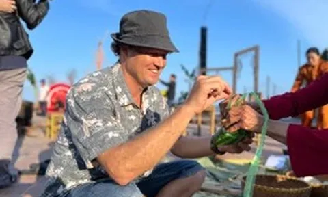 Du khách Tây trải nghiệm gói bánh chưng, ăn Tết cổ truyền tại Đà Nẵng