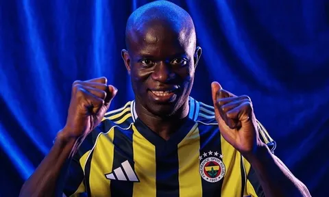 CĐV Fenerbahce gây tranh cãi khi chào đón Kante