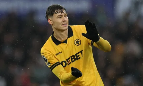 Đội cuối bảng Premier League gây sốc