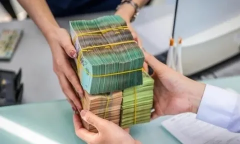 Người dân được bồi thường đất muốn nhận tiền mặt, không qua tài khoản ngân hàng có được không? Bộ Tài chính giải đáp