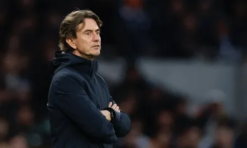 MU đẩy Thomas Frank xuống vũng bùn