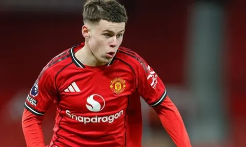 Con trai Rooney gây kinh ngạc