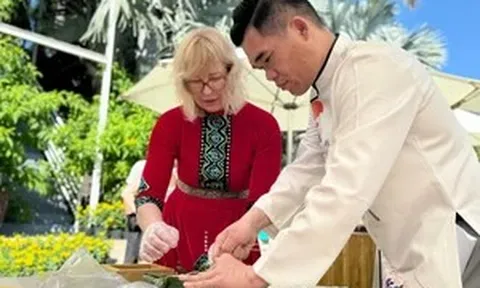 Du khách quốc tế trải nghiệm gói bánh chưng ở Mũi Né