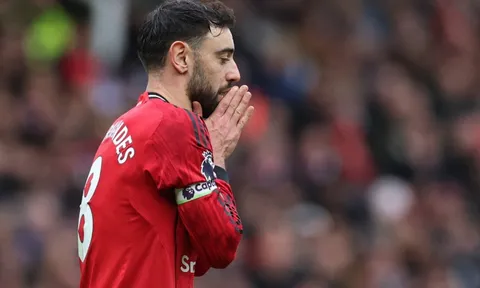 Cái ôm đầu của Bruno và thông điệp gửi tới MU