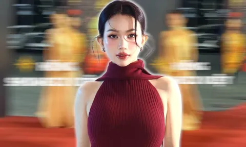 Sĩ Thanh đạp váy khi mang giày cao gót chót vót, suýt 'vồ ếch' trên thảm đỏ