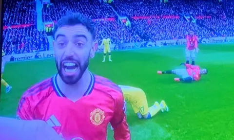 Khoảnh khắc Fernandes pressing trọng tài gây bão