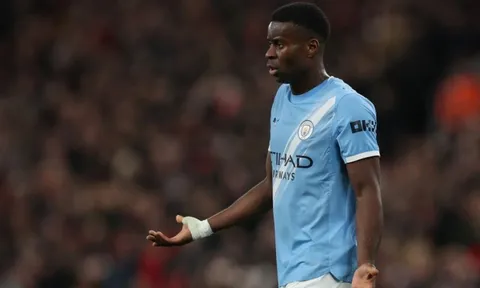 Guehi vững vàng trước những tiếng la ó