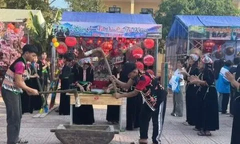 Rộn ràng sắc màu văn hóa trên sân trường biên giới