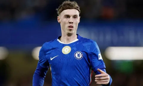 Palmer sút ra ngoài ở khoảng cách 2 m