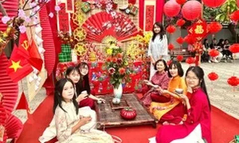 Trường học gìn giữ truyền thống qua không gian Tết