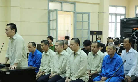 Nhóm người mang quan tài diễu phố trước chợ Bến Thành lãnh án