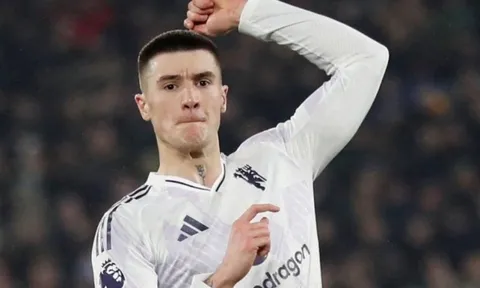 Cú chạm bóng thiên tài của Sesko