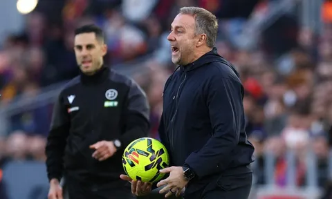 Barcelona tự bắn vào chân mình