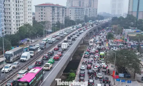 Dòng xe ùn ùn rời phố về quê nghỉ Tết, cửa ngõ Thủ đô tắc cứng