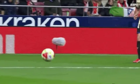 Thủ môn Barca mắc sai lầm khó tin