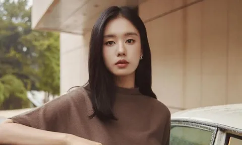 Ahn Eun Jin giảm 10kg, khoe sắc vóc mảnh mai gây sốt